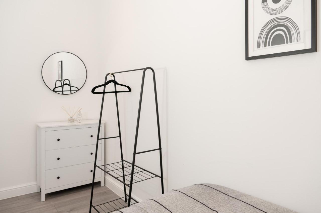 Fantastic New, London Apartment 3 Bed 1 Bath & Parking Whetstone ภายนอก รูปภาพ