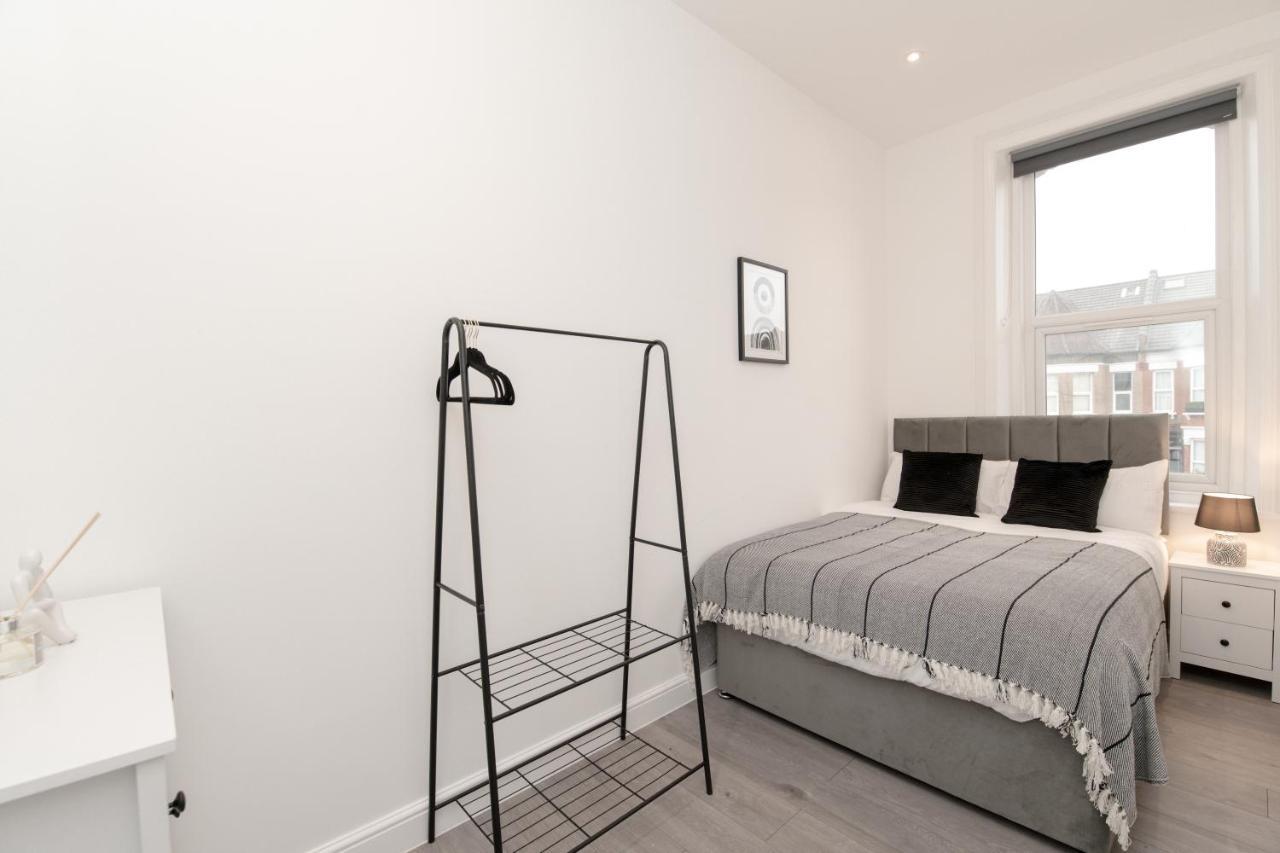 Fantastic New, London Apartment 3 Bed 1 Bath & Parking Whetstone ภายนอก รูปภาพ