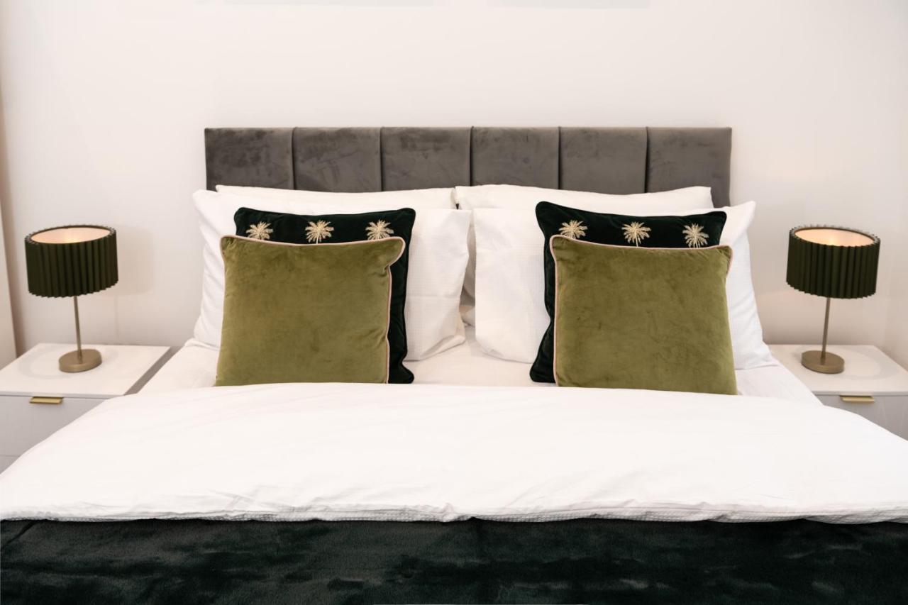 Fantastic New, London Apartment 3 Bed 1 Bath & Parking Whetstone ภายนอก รูปภาพ