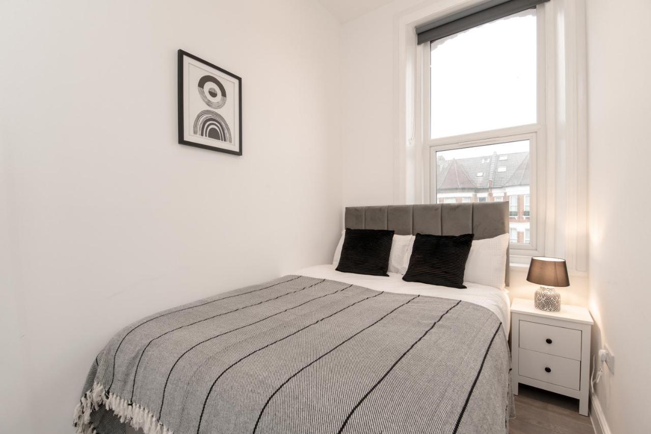 Fantastic New, London Apartment 3 Bed 1 Bath & Parking Whetstone ภายนอก รูปภาพ